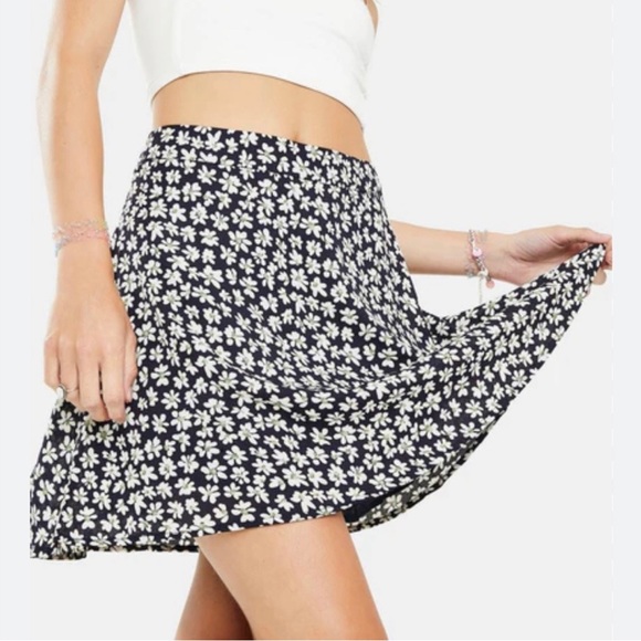 Dress Forum Dresses & Skirts - Dress Forum Navy Floral Skirt Daisy Size Small